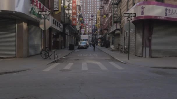 Ręczne Ujęcie Bocznej Ulicy Chinatown Nowym Jorku — Wideo stockowe