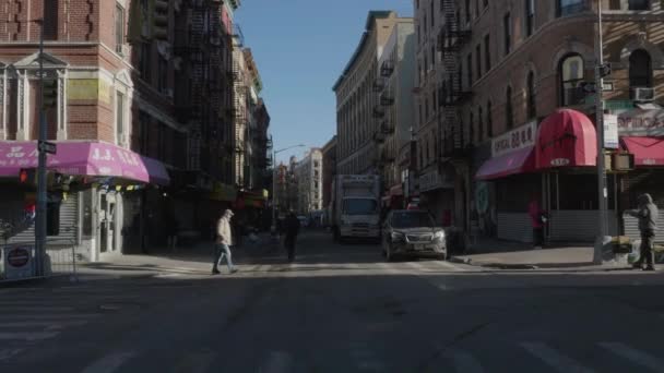 チャイナタウンの通りに輝く朝の光のハンドヘルドショット ニューヨーク マンハッタンで4Kで撮影 — ストック動画