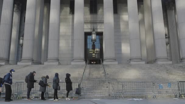 Handheld Tiro Pessoas Esperando Fora Tribunal Supremo Condado Nova York — Vídeo de Stock
