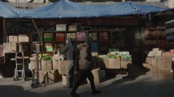Nerozpoznatelný Zaměstnanec Skladuje Regály Čínského Obchodu Potravinami — Stock video
