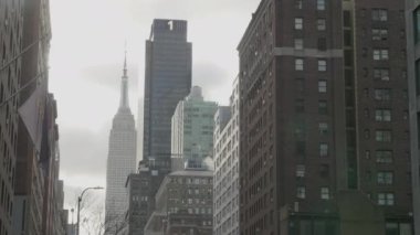 New York 'un Empire State Binası' nın bulutlu bir sabahki el kamerası görüntüsü..