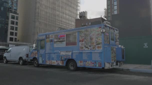 Ręczne Ujęcie Food Trucka Nowym Jorku Zastrzelony Centrum Manhattanu Zimowy — Wideo stockowe