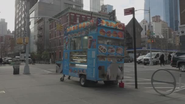 Ruční Záběr Newyorského Vozíku Kávu Zastřelen Centru Manhattanu Zimním Ránu — Stock video