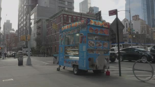 手持式拍摄的纽约市早餐车 在曼哈顿中城的一个冬天的早晨被枪杀 — 图库视频影像