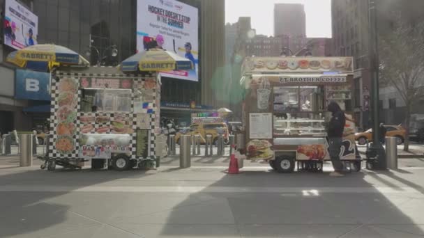 纽约市麦迪逊广场花园外一辆粮食卡车的手持照片 — 图库视频影像