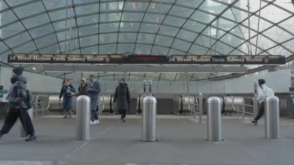 ハドソンヤード地下鉄駅への入り口のハンドヘルドショット 4Kでの朝ラッシュアワーの間に撮影 — ストック動画