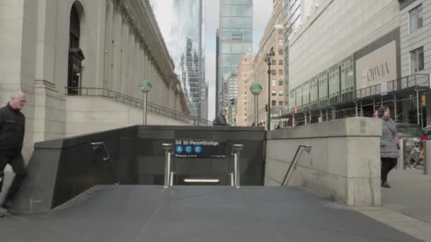 ペンステーション地下鉄に入り 出入りする歩行者の手持ち型ショット 冬の朝にニューヨークで撮影 — ストック動画