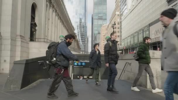 ニューヨーク シティス ペン駅地下鉄プラットフォームのハンドヘルドショット — ストック動画
