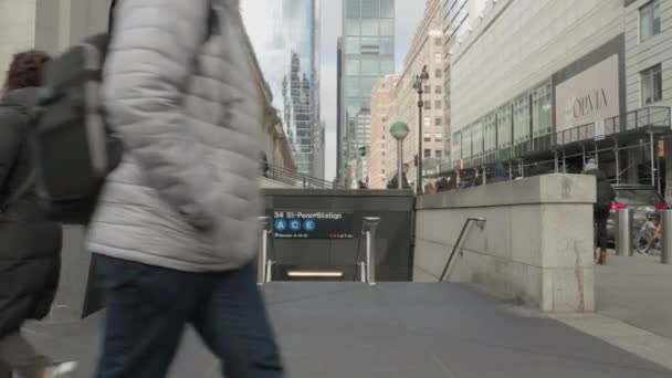 Ręczne Ujęcie Pieszych Wchodzących Wychodzących Metra Penn Station Kręcony Nowym — Wideo stockowe