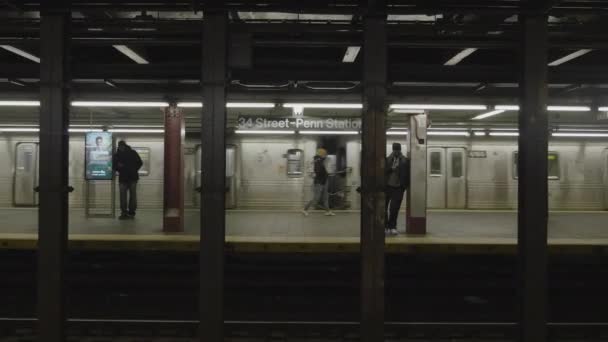 纽约市佩恩地铁站地铁站地下月台手持拍摄 — 图库视频影像