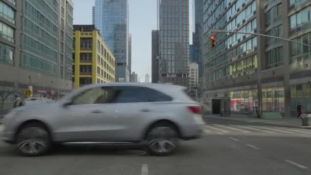 Handheld Shot Pedestrians Crossing Manhattan 10Th Avenue Winter Morning — Stock video