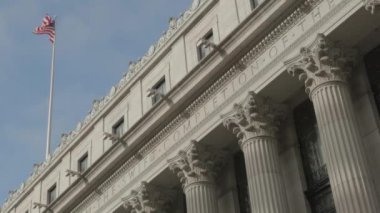 New York 'un Penn İstasyonu' ndaki Moynihan Tren Salonu 'nun dış görüntüsü. 4K 'da bir kış sabahı vuruldu..