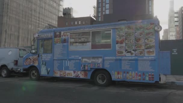 ニューヨーク市の食品トラックのハンドヘルドショット — ストック動画