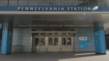 Penn İstasyonu Metrosu 'na giren çıkan yayaların el kamerası görüntüleri. New York 'ta bir kış sabahı vuruldu..