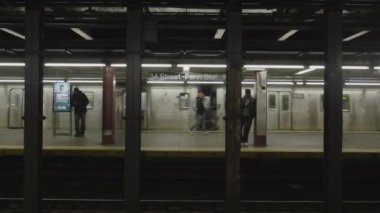 New York Citys Penn İstasyonu metro platformunun el kamerası görüntüsü.