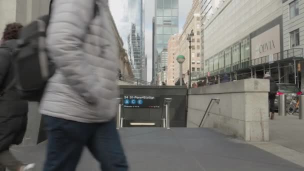 Foto Portátil Pedestres Entrando Saindo Metrô Penn Station Tiro Nova — Vídeo de Stock