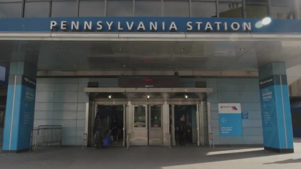 Handhållen Bild Ingången Till New York Citys Penn Station — Stockvideo