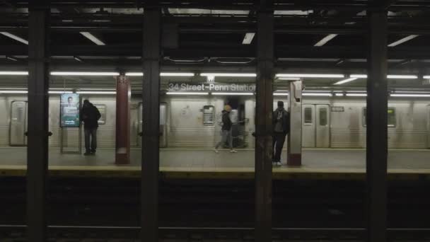 Handhållen Bild New York Citys Penn Station Tunnelbaneplattform — Stockvideo