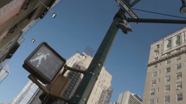 New York 'ta bir trafik ışıklarına bakarken elde çekilmiş bir fotoğraf..