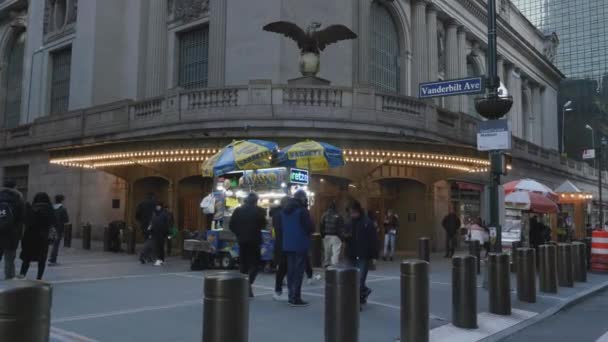 Ruční Záběr Potravinového Vozíku Před Grand Central Station — Stock video