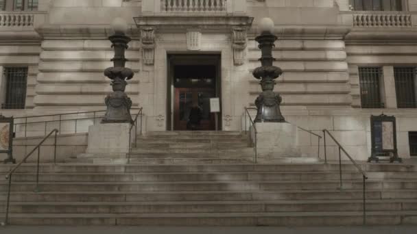 ニューヨーク市立図書館側の入り口のハンドヘルドショット マンハッタンのミッドタウンで冬の午後撮影 — ストック動画