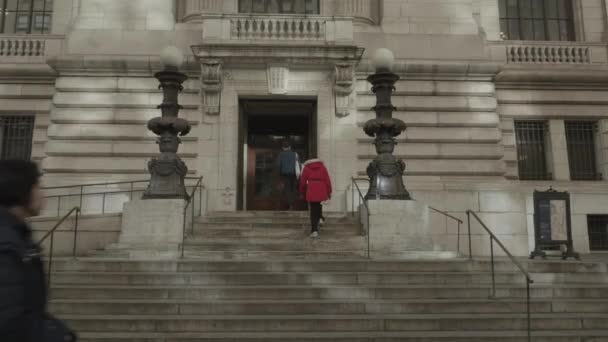 Ruční Záběr Bočního Vchodu Newyorské Knihovny Zastřelen Zimním Odpoledni Manhattanu — Stock video