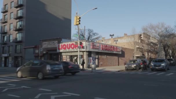 Establishing Shot Liquor Store Exterior Winter Afternoon Brooklyn New York — Stock Video