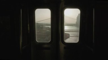 POV, Manhattan Köprüsü 'nü geçerken Brooklyn Köprüsü' nün arka planında çekim yaptı..