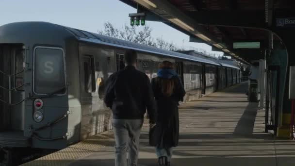 Handyaufnahme Eines Oberirdischen Bahn Wagens Der Bahnsteig Brooklyn New York — Stockvideo