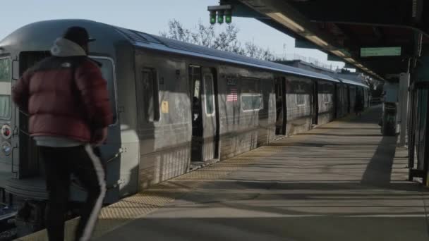 Handyaufnahme Eines Oberirdischen Bahn Wagens Der Bahnsteig Brooklyn New York — Stockvideo