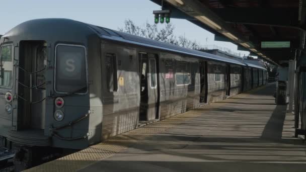 Handhållen Bild Ett Tunnelbanetåg Som Väntar Plattformen Brooklyn New York — Stockvideo