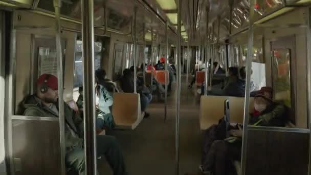 Handschuss Aus Dem Inneren Eines Oberirdischen New Yorker Bahn Wagens — Stockvideo