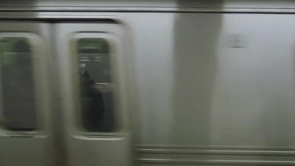 Ruční Záběr Vlaku Newyorského Metra Přijíždějícího Nádraží — Stock video