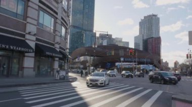 Brooklyns Barclays Center 'da sabah trafiğinin el kamerası görüntüsü..