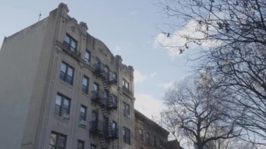 Brooklyn, New York 'ta isimsiz bir konut binasının görüntüsü alınıyor..