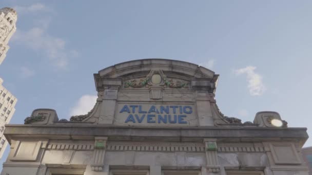 Etablere Skudd Brooklyns Atlantic Terminal Med Williamsburg Saving Bank Bakgrunnen – stockvideo
