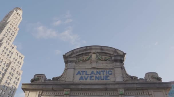 Vytvoření Záběru Atlantického Terminálu Brooklyns Williamsburg Saving Bank Pozadí — Stock video