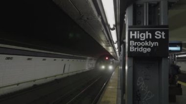C treninin el kamerası Brooklyn, New York 'taki High Street' e geliyor..
