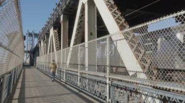 Manhattan Köprüsü 'nü geçerken çekilen el resmi. Güneşli bir öğleden sonra 4K 'da çekilmiş..