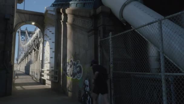 Ruční Záběr Nerozpoznatelného Běžce Manhattanském Mostě — Stock video