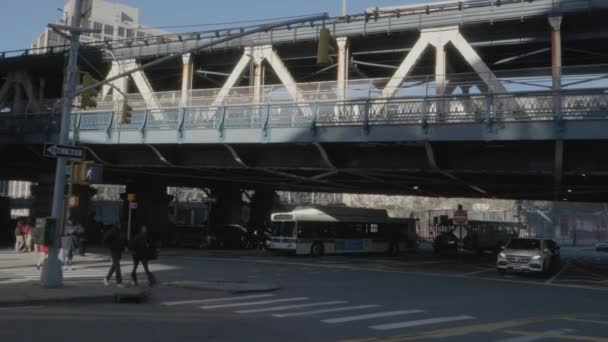 Ruční Záběr Metra Projíždějícího Brooklynem Natočeno Slunečného Odpoledne Dumbo — Stock video