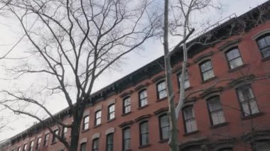 The West Village 'daki bir dizi konağın el kamerasıyla çekilmiş görüntüleri. New York 'ta bir bahar günü çekilmiş..