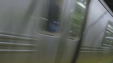 Platformun yanından geçen bir metro görüntüsü. New York 'ta vuruldu..