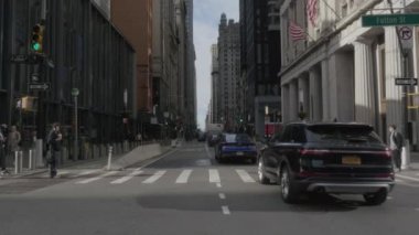 Manhattan 'ın aşağısındaki trafiğin el kamerası görüntüsü..