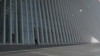 Oculus Merkezi 'nin önünden geçen tanınmayan bir kişinin el kamerası görüntüsü. New York City Finans Bölgesi 'nde bir bahar sabahı vuruldu..