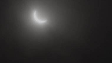 Güneş tutulmasına yakın bir çekim. 2024 'te New York' ta 4K 'da çekilmiş..