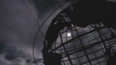 Flushing Meadows Parkı 'nda güneş tutulması. Queens, New York 'ta güneş tutulmasının önünde Unisphere ile çekildi..