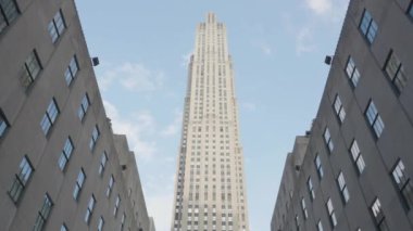 Güneşli bir günde 30 Rockefeller Plaza 'nın el kamerasıyla çekimi.