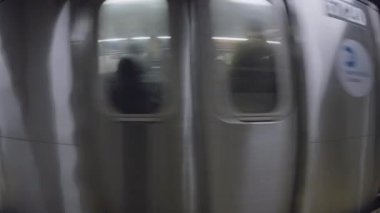 Geçmekte olan bir metro treninin yakın çekimi. New York 'ta balık gözü lensleriyle çekilmiş..