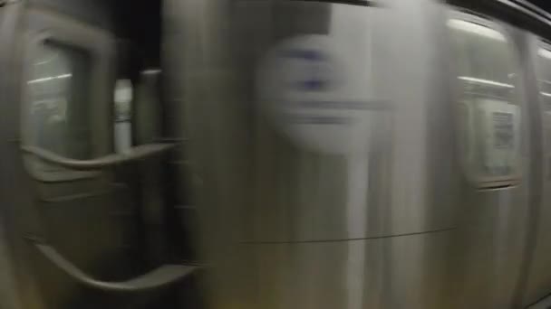 Közelkép Egy Metró Vonat Halad Egy Halszemű Lencsével Lőtték New — Stock videók